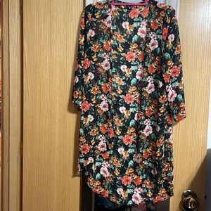 Windsor brand Floral short sleeve open front kimono duster size Medium